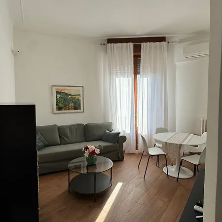 Modern And Bright Two-room Above The M3 Metro Apartamento Milán