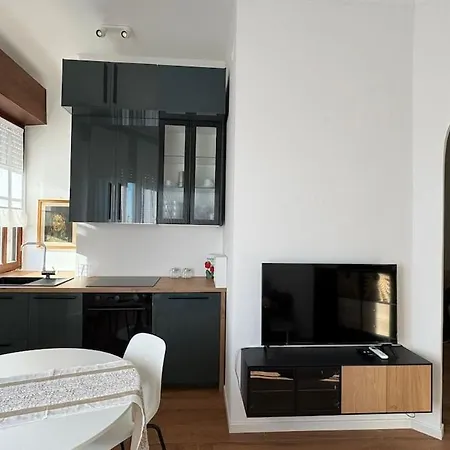 Modern And Bright Two-room Above The M3 Metro Apartamento
