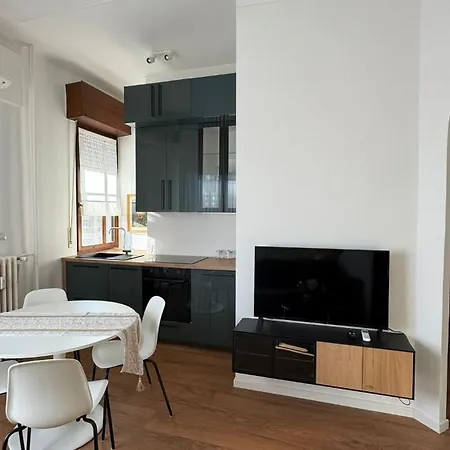 شقة Modern And Bright Two-room Above The M3 Metro ميلان