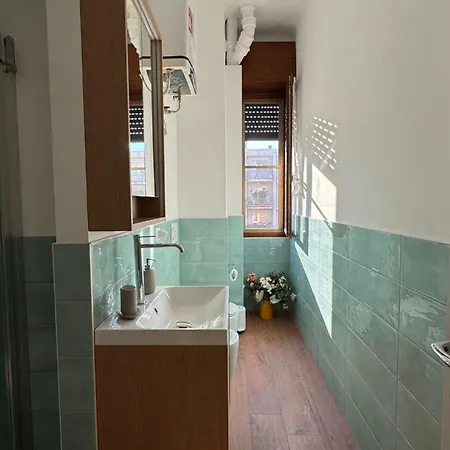 Modern And Bright Two-room Above The M3 Metro شقة ميلان