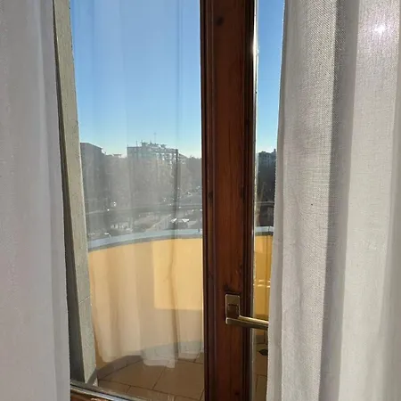 شقة Modern And Bright Two-room Above The M3 Metro ميلان